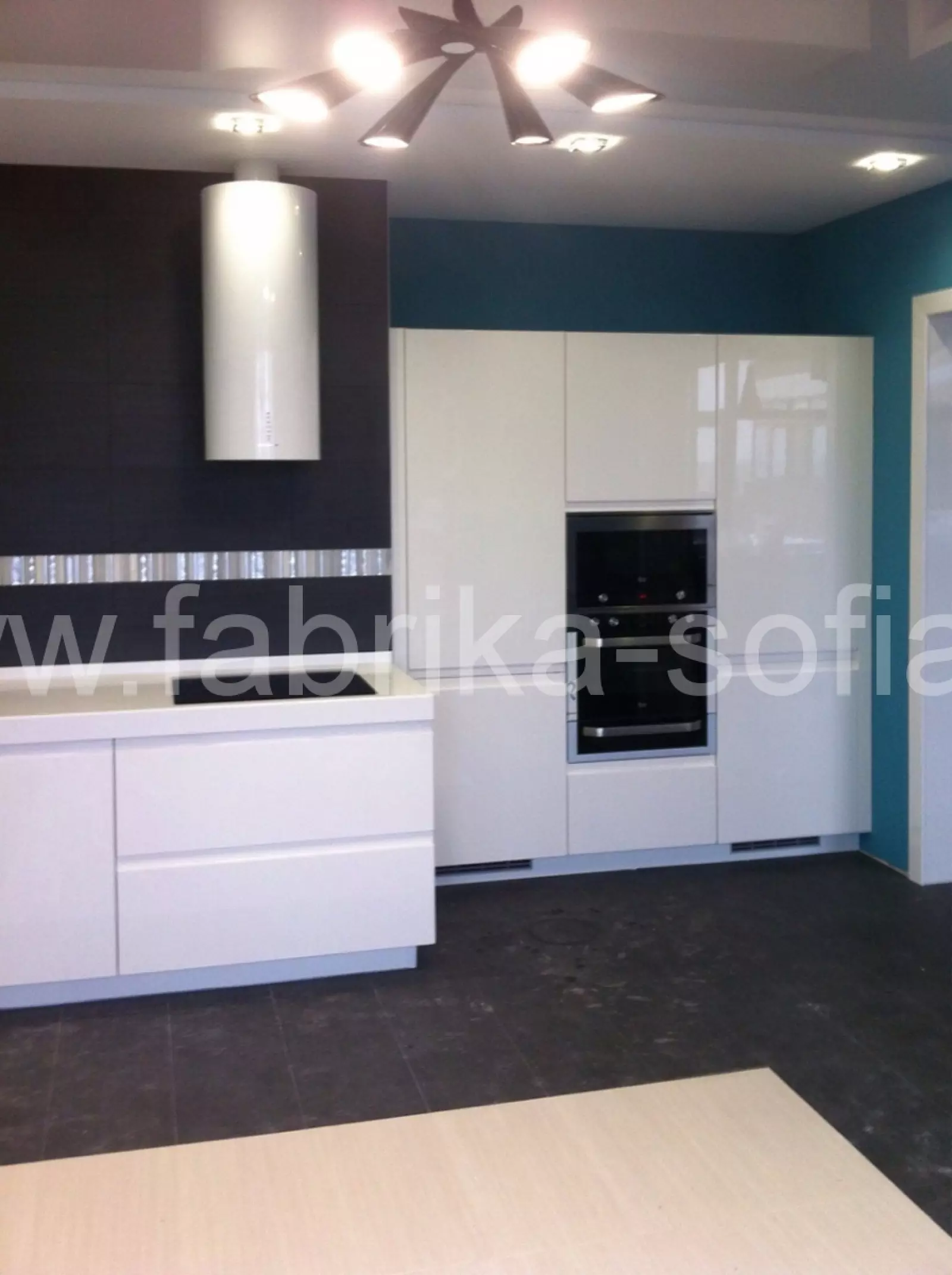 Белая кухня в стиле модерн от производителя мебели в Краснодаре